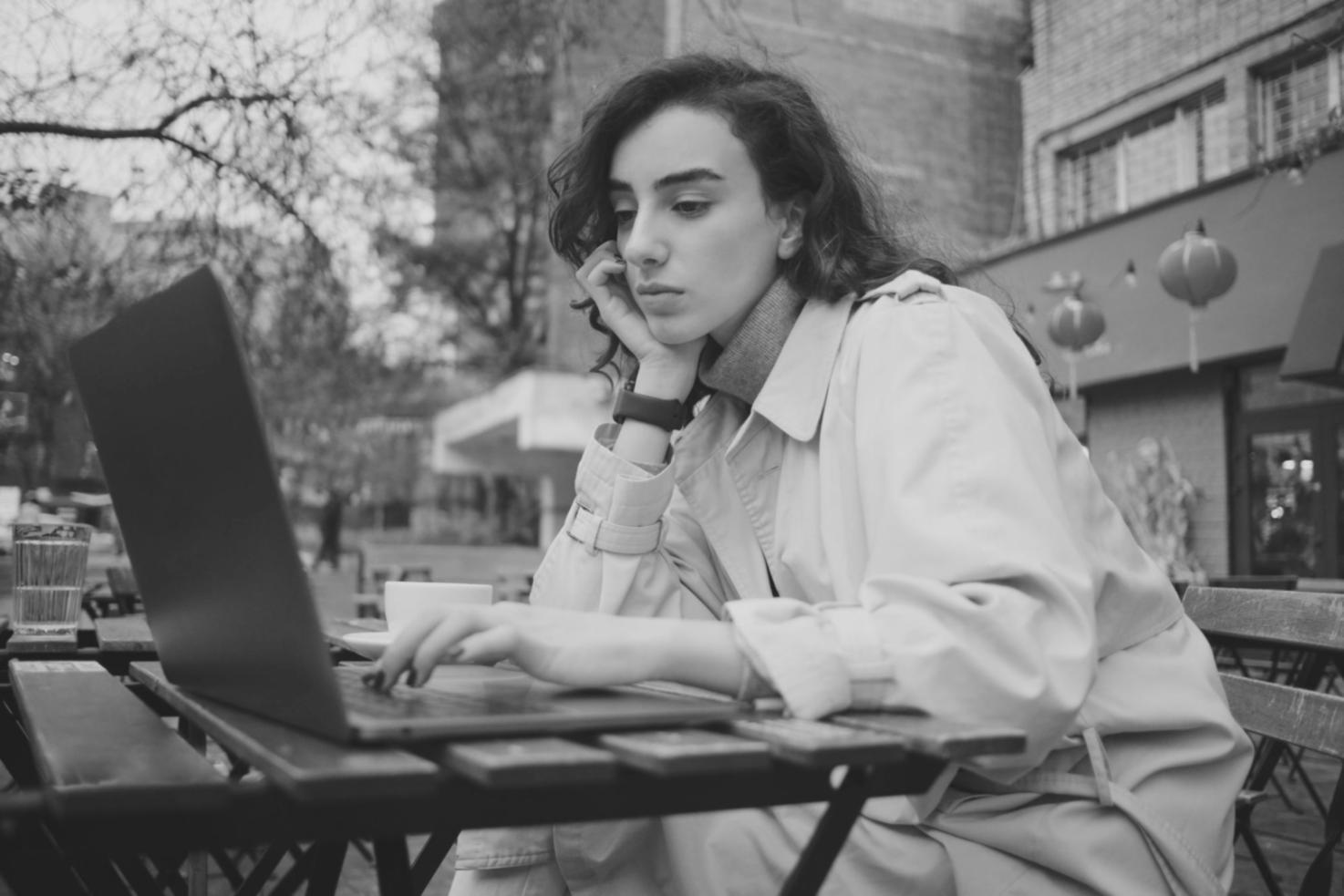 Profesionales trabajando en análisis financiero colaborativo